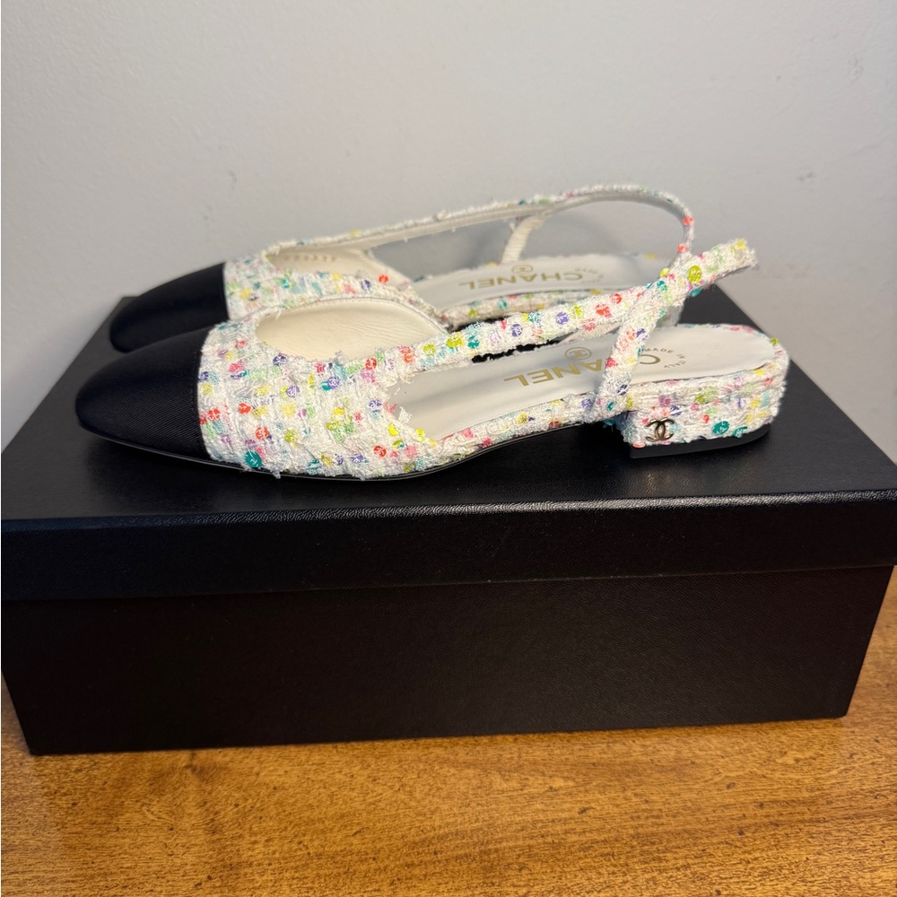 CHANEL Black Flats with Elegant Design - Picture 5 of 12